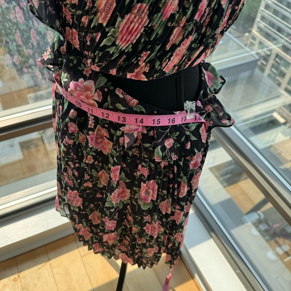 🆕 AMUR 🧿 X REVOLVE NWOT Sleeveless V Neck Pleat Floral Romper Size 8 - Picture 15 of 16